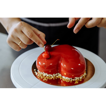 torta dal cuore rosso brillante