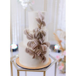 torta nuziale con decorazioni in waffer