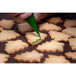 Biscotti di pasta frolla a forma di albero di Natale con tagliabiscotti