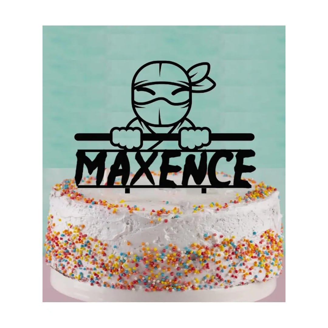 Topper per torta ninja su una torta