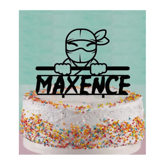 Topper per torta ninja su una torta