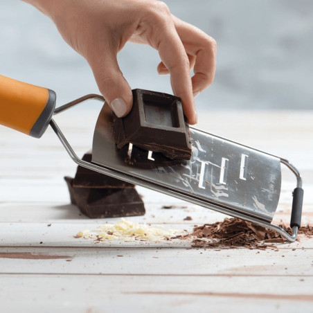 grattugia per cioccolato in uso
