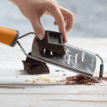 grattugia per cioccolato in uso