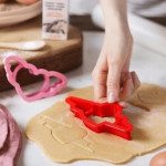 utilizzando il tagliabiscotti a cuore
