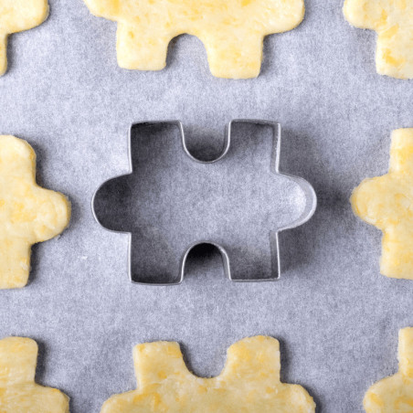 pezzo di puzzle con stampino per biscotti