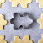 pezzo di puzzle con stampino per biscotti