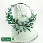 torta nuziale decorata con foglie