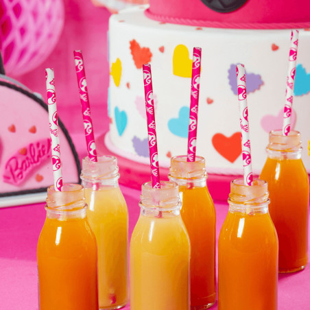 Cannuccia di Barbie nel succo di frutta