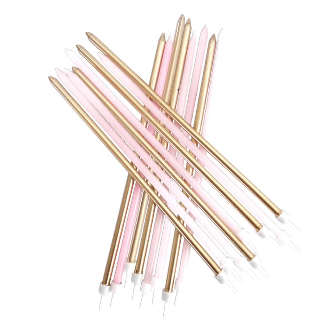 lunghe candele dorate e rosa