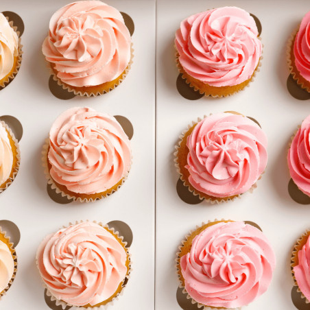 cupcake rosa in una scatola per cupcake