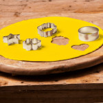 pasta di zucchero gialla e tagliapasta