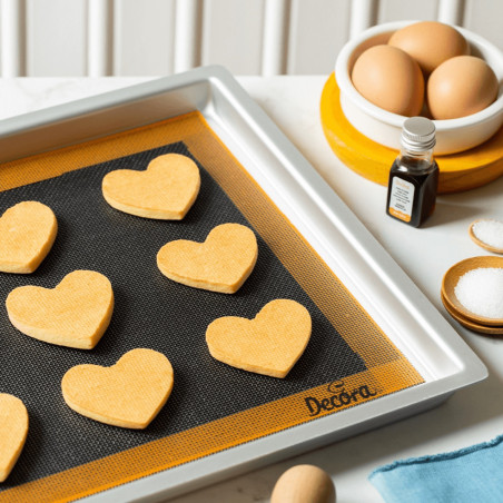 biscotto a cuore su un tappetino in silicone