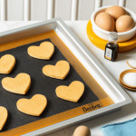 biscotto a cuore su un tappetino in silicone