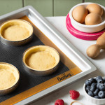 tortine su un tappetino in silicone