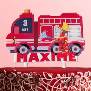 Cake topper pompiere personalizzabile su una torta firmata