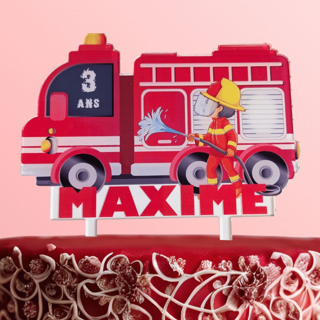 Cake topper pompiere personalizzabile su una torta firmata