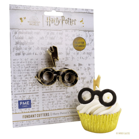 bicchieri con stampino per biscotti e cicatrice con cupcake