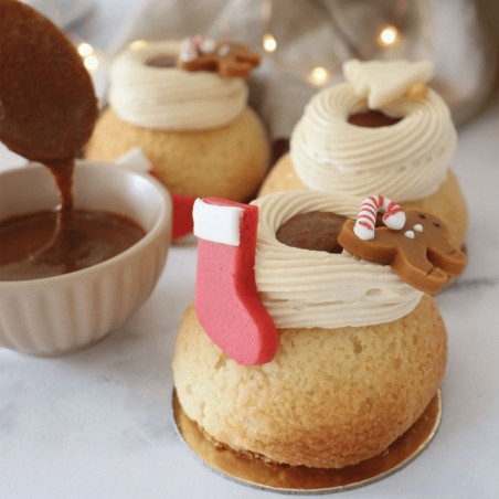 decorazione di pasta di mandorle su choux