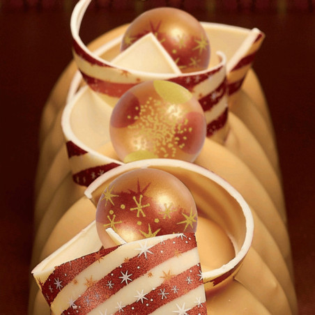 Tronchetto di Natale decorato con bouel al cioccolato
