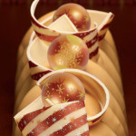Tronchetto di Natale decorato con bouel al cioccolato
