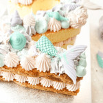 torta con numeri con confettini a forma di sirena