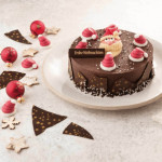 Torta natalizia decorata con cappelli di zucchero