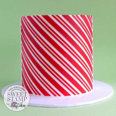 torta decorata con lo stencil delle strisce di caramelle SweetStamp