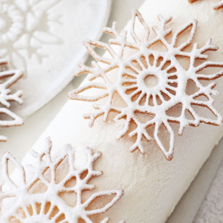 Ceppo di Natale decorato con neve scintillante