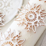 Ceppo di Natale decorato con neve scintillante