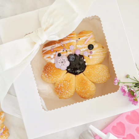 torta decorata con un mix di happy sprinkles ai mirtilli