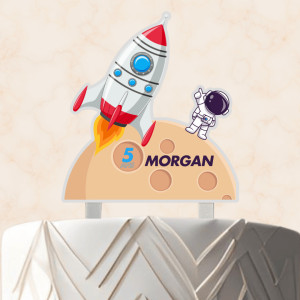 Decorazione per torta a forma di cosmonauta e razzo su un cake design