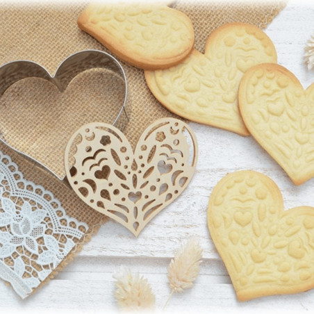 tagliabiscotti a forma di cuore e goffratore