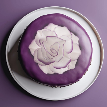 Fiore di cialda bianca e contorno viola sul disegno della torta