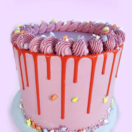 torta a strati decorata con granelli di Happy Easter
