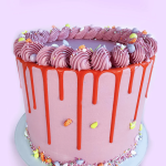 torta a strati decorata con granelli di Happy Easter