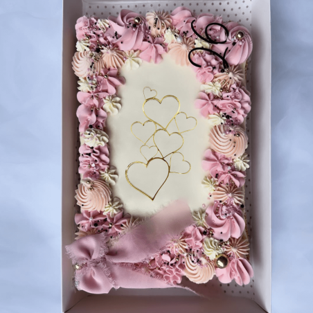 decorazione a forma di cuore su torta in fogli