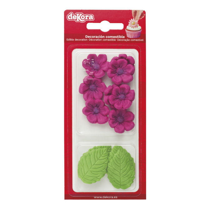 Fiori e foglie fucsia in decorazioni di zucchero