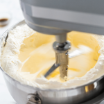 preparazione della crema al burro alla vaniglia