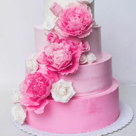 fiori di pasta di zucchero su torta rosa