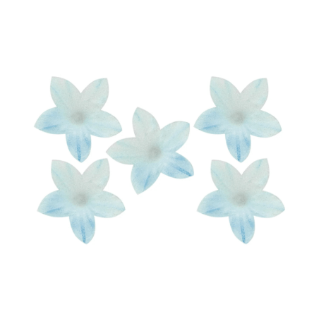 decorazione con fiori blu e torta di wafer