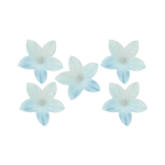decorazione con fiori blu e torta di wafer