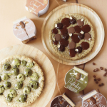 Crema spalmabile al cioccolato e nocciole per guarnire torte, crêpes, pancake e cupcake.