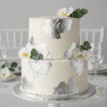 torta decorata con foglia d'argento commestibile