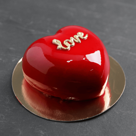 glassa rossa su una torta a forma di cuore