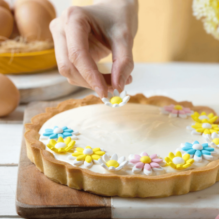 Crostata primaverile decorata con fiori di zucchero commestibili azzurri