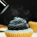 cupcake decorato con polvere glitterata blu PME