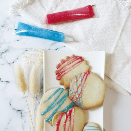 Penna commestibile rosa iridescente per decorare biscotti di pasta frolla e biscotti facili da preparare.