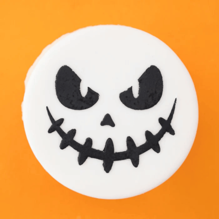 Stampino a forma di zucca per biscotti di Halloween facili da realizzare.