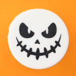 Stampino a forma di zucca per biscotti di Halloween facili da realizzare.