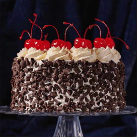 Decorazione per torta della Foresta Nera con ciliegie al maraschino